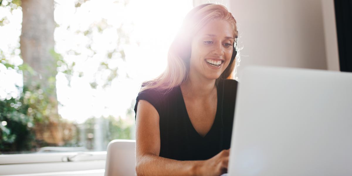 Mitarbeiterin arbeitet am Laptop