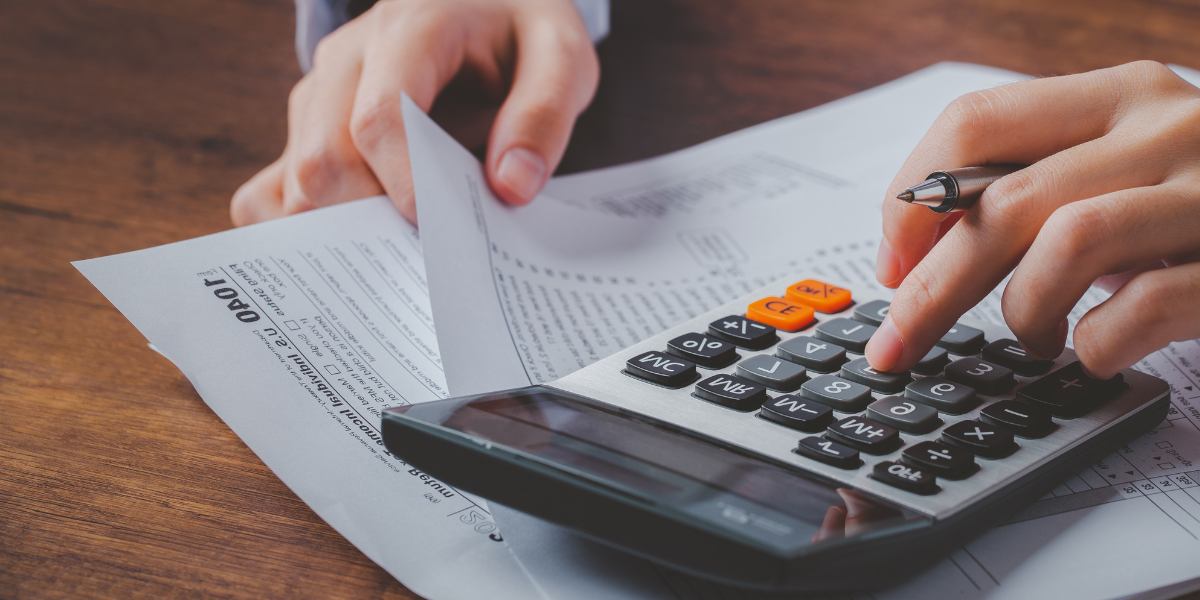 Belegprüfung mit Taschenrechner und Papierrechnung