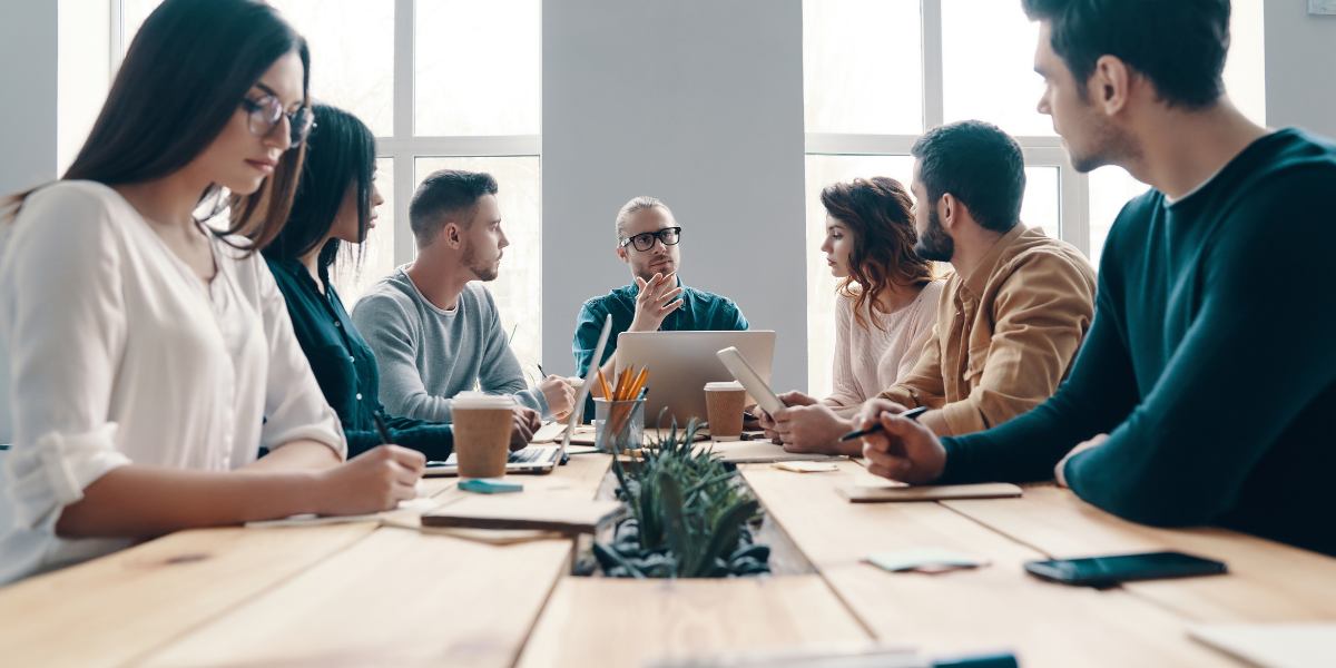 Abstimmung im Team am Besprechungstisch