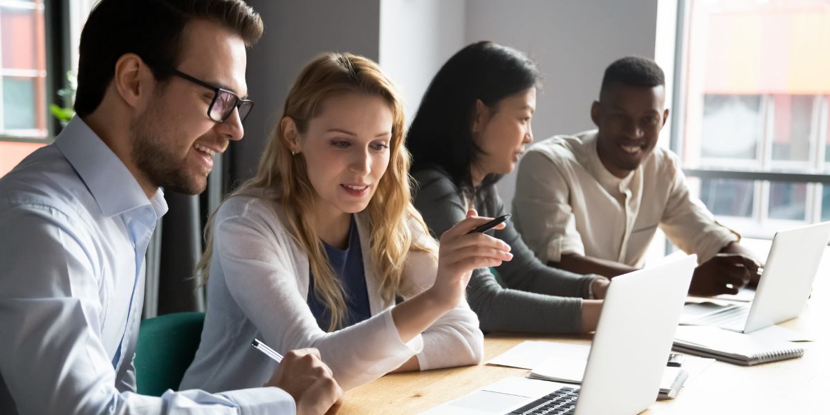 Team arbeitet gemeinsam am Laptop